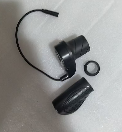ZorixBike universal throttle, compatible with R8/R8Pro/R8Max/Z6/Z6Pro
A steering wheel cover is included free with the purchase of a throttle body.